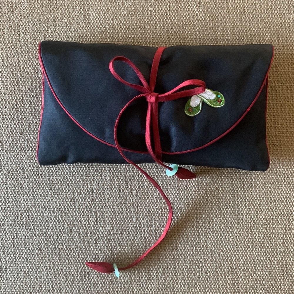 Black silk jewelry organizer